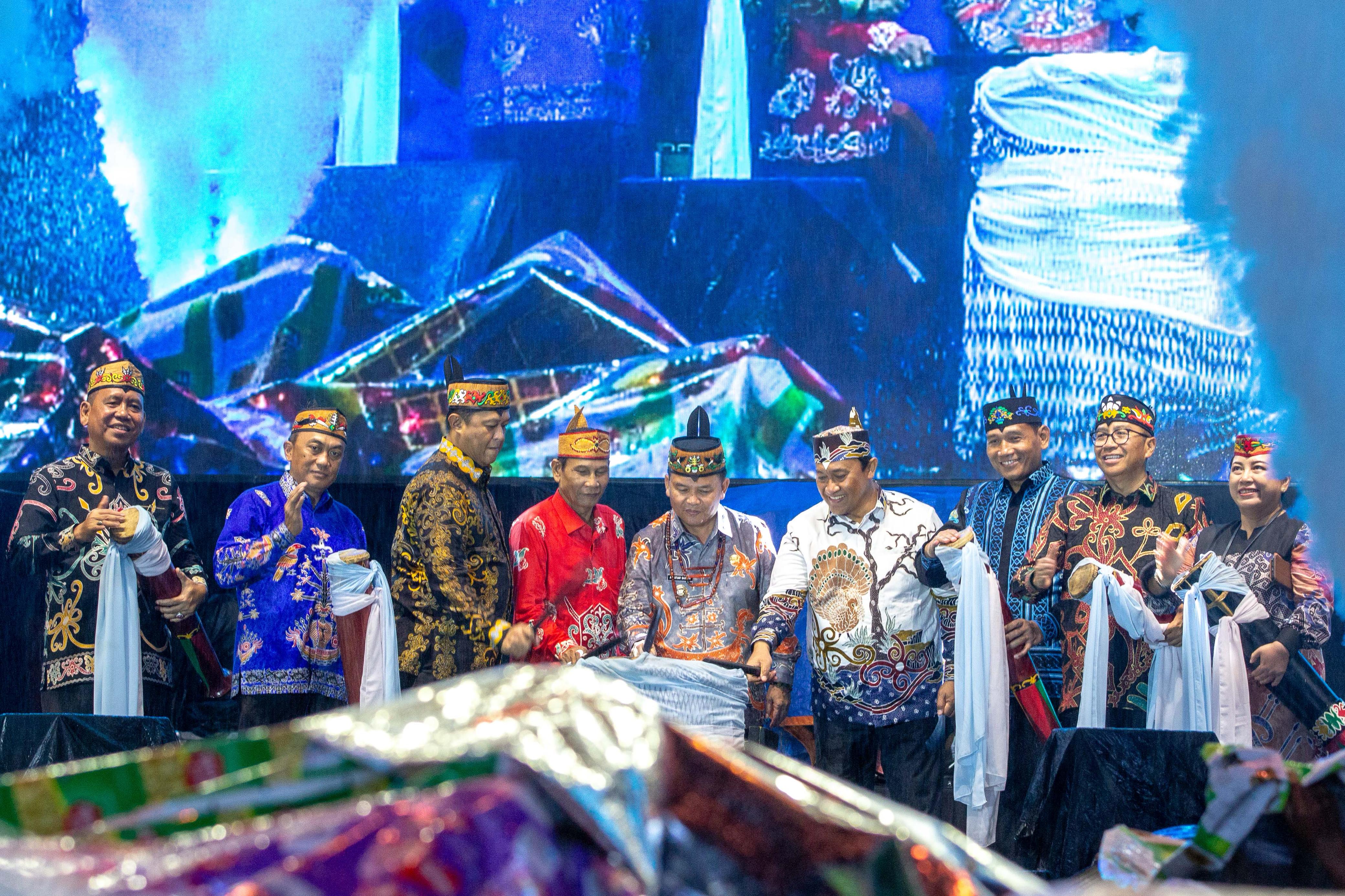 Plt Sekda Kalteng Dampingi Gubernur Buka Festival Budaya Isen Mulang 2025