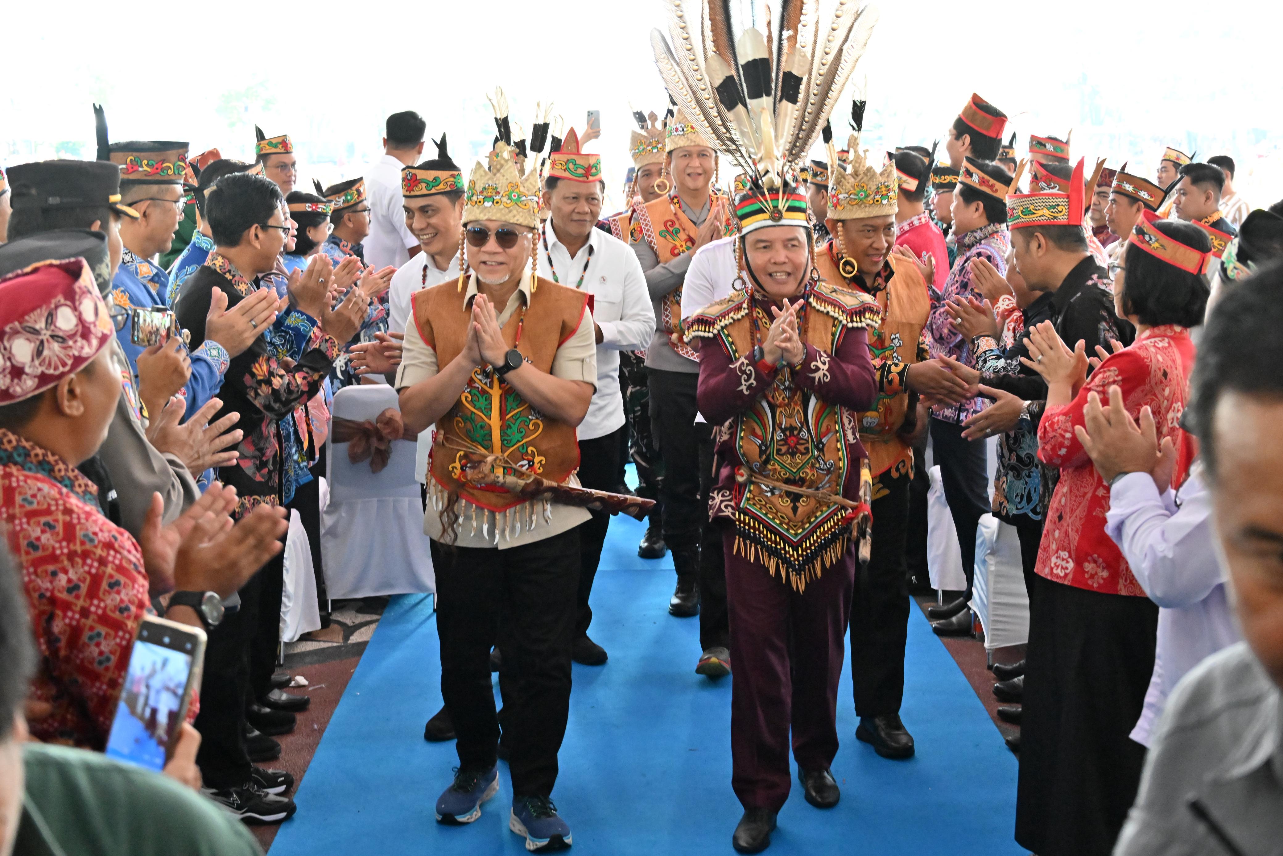 Plt Sekda Kalteng Leonard S. Ampung Dampingi Gubernur Agustiar dalam Apel Besar dan Penganugerahan Gelar Adat