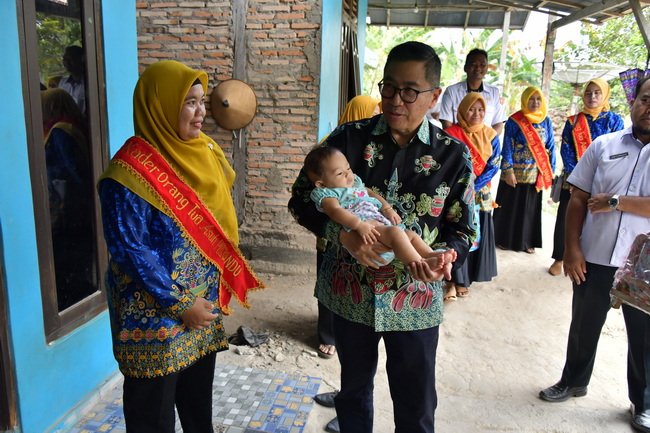 Kepala Bappedalitbang Prov. Kalteng Pantau Penangan 5 Baduta Stunting Di Desa Kebun Agung, Kecamatan Pangkalan Banteng Kabupaten Kotawaringin Barat