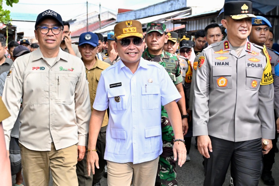 Kepala BAPPERIDA Prov. Kalteng Dampingi Gubernur kunjungan kerja memastikan  harga sembako stabil dan stok sembako aman di Pasar Keramat Sampit Kab. Kotawaringin Timur